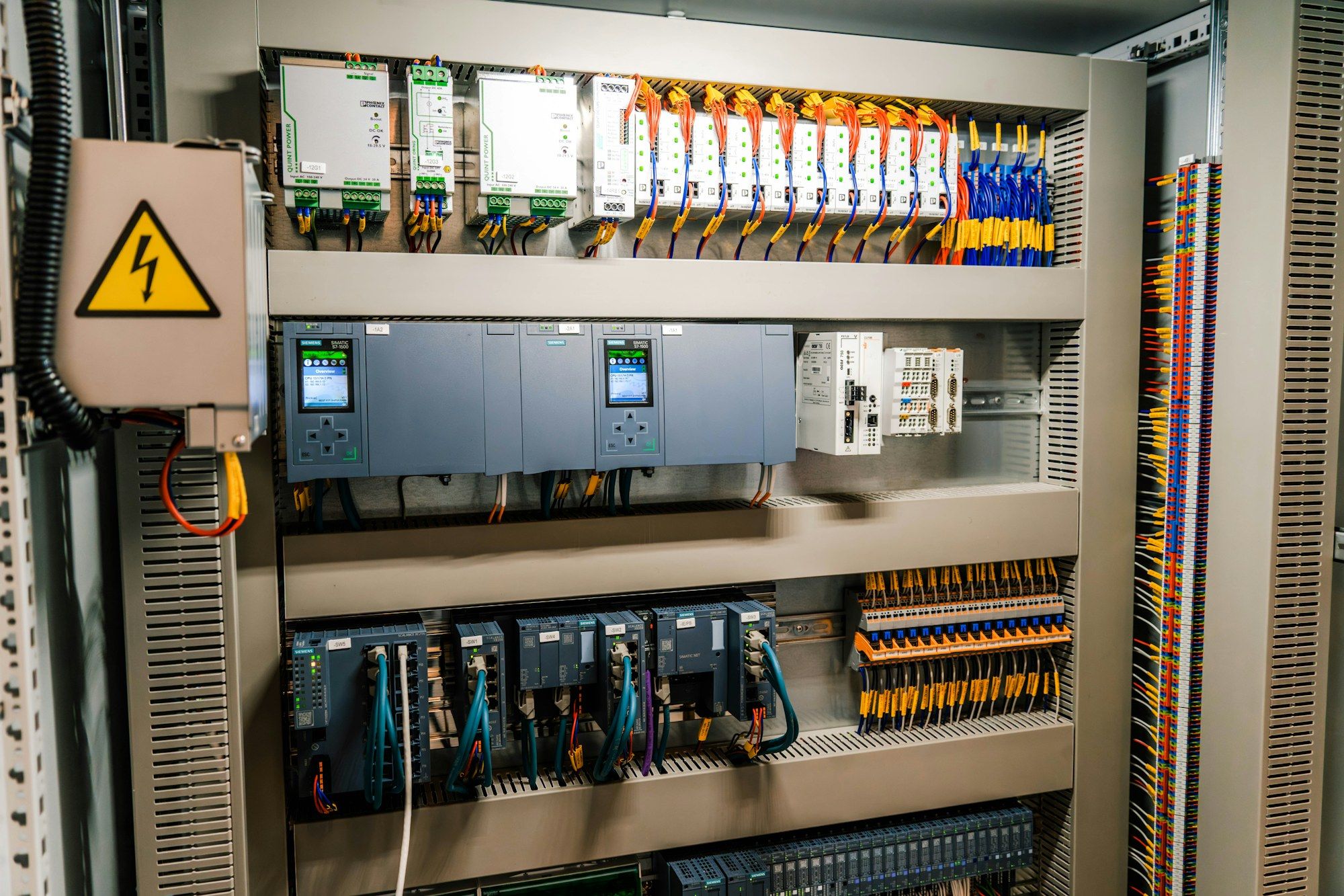 Szafa sterownicza ze sterownikami PLC i okablowaniem